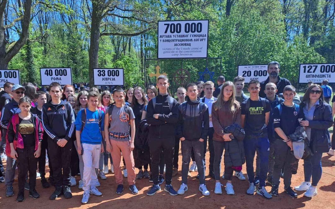 Ученици и наставници присуствовали комеморацији у Доњој Градини