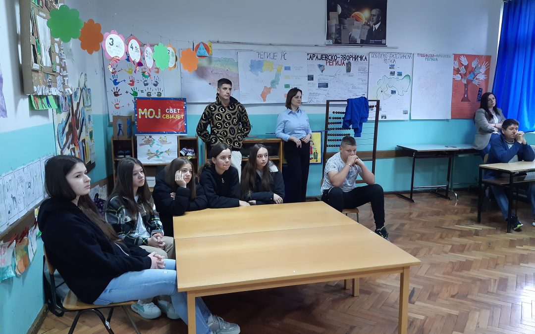 Представници ЈУ ЦСШ „Петар Кочић“ Србац представили занимања завршним разредима