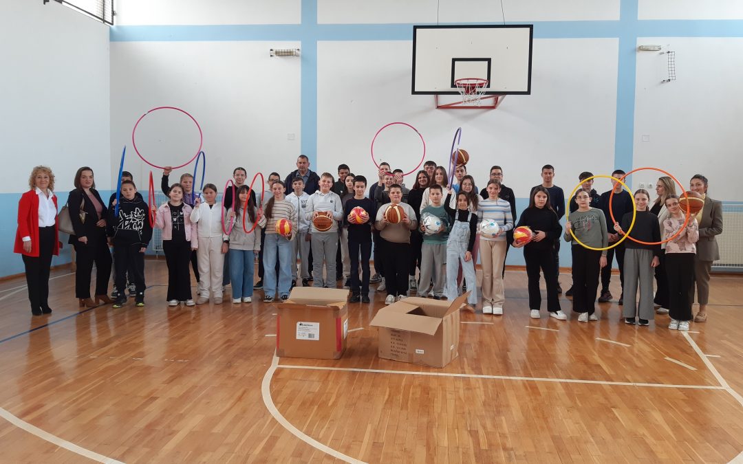 Атос банка подржала ученике наше школе донацијом спортске опреме